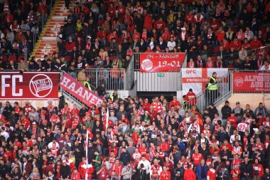 Offenbacher Kickers taraftarları futbol maçında / Offenbacher Kickers futbol kulübünün futbol taraftarları 16 Eylül 2017 tarihinde Mainz'daki konuk galerisinde birbirlerine yakın duruyorlar.