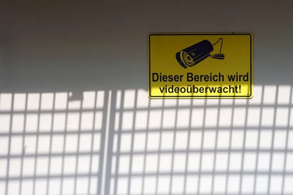 Zeichen Videoüberwachung Ein Gelbes Video Sicherheitsschild Hinter Einem Zaun Wirft — Stockfoto