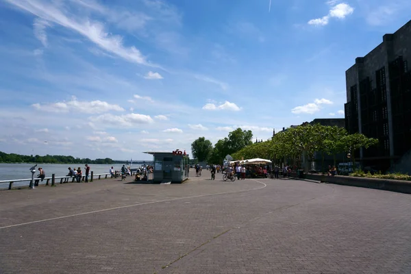 Rijnoever Promenade Mainz Mensen Lopen Langs Waterkant Van Rijn Achter — Stockfoto