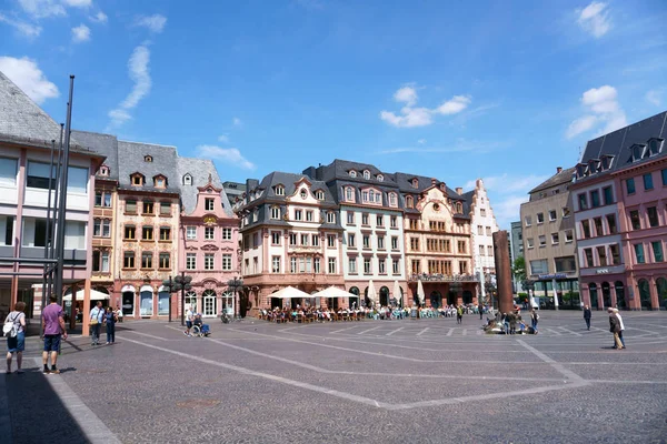 Tržišti Market Mainz Lidé Sedí Mimo Kavárny Tržišti Heunensaeulem Května — Stock fotografie