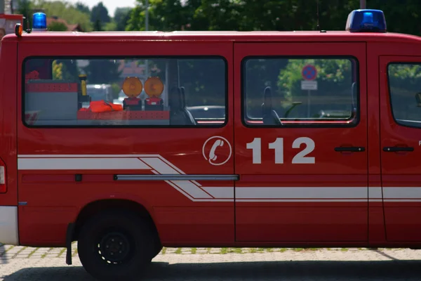 Seitenansicht Eines Feuerwehrfahrzeugs Seitenansicht Eines Feuerwehrfahrzeugs Mit Sicherheitseinrichtungen Auf Den — Stockfoto