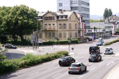 Hessenring Bad Homburg trafik / Bad Homburg'da 19 Mayıs 2018'de, bitişik konut ve ticari binalarla Hessenring'de trafik ışığı geçişi