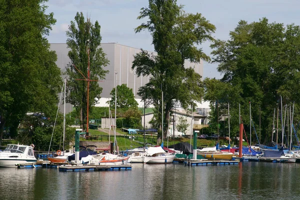 莱茵河上的帆船港口 莱茵河内陆港的帆船港口 — 图库照片
