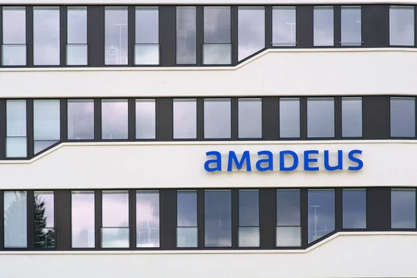 2019年6月9日 在巴特洪堡 Amadeus German Gmbh 公司在一座商业大厦的正面上的标志 图库照片