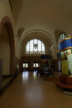 Central Station Hall Bad Homburg / Gezginler Haziran'da ana tren istasyonunun iç reklam sütunları oturup 09, 2019 Bad Homburg