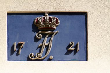 Bina yılı konut bina / inşaat yılı ve bir sembol olarak bir taç ile bir dönüm noktası konut binanın detay