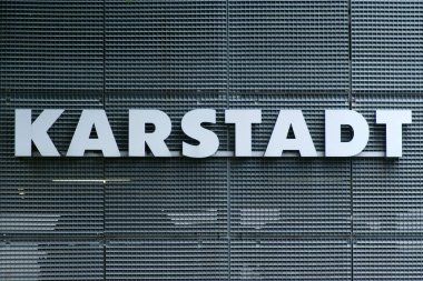 Karstadt alışveriş merkezi / 09 Haziran 2019 tarihinde Bad Homburg'da karstadt mağazasının logosu ile çubuklu bir cephenin mimari detayı ve yakın çekimi