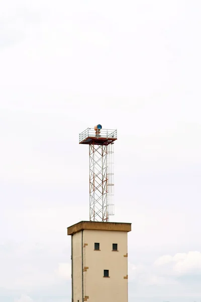 Wachturm Mit Flutlicht Ein Stillgelegter Wachturm Mit Flutlicht Auf Stillgelegtem — Stockfoto
