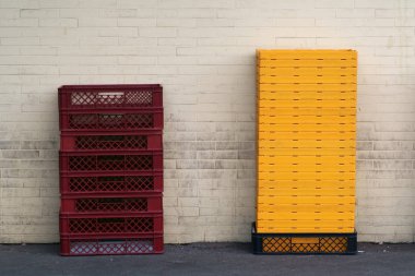 Sebze kasaları / Bir alışveriş merkezinin arka bahçesinde yığılmış sebze kutuları ve ekmek kutuları