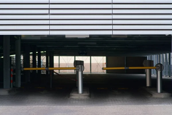 Barrera Entrada Estacionamiento Barrera Cerrada Una Entrada Estacionamiento Garaje Estacionamiento —  Fotos de Stock