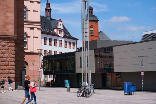 Affärer Gutenbergplatz Mainz Butiker Och Förbipasserande Vid Fint Väder Gutenbergplatz — Stockfoto