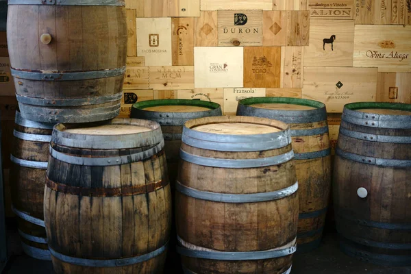 葡萄酒商人达姆施塔特 2017年12月2日在达姆施塔特 一个葡萄酒商人的仓库 里面装着木桶和木箱的各种葡萄酒 — 图库照片