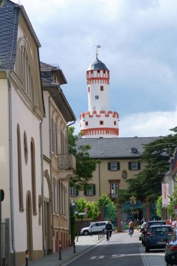 Dorotheenstrae Bad Homburg / Kale Homburg koltuk kapısı girişi ve landgrave yanı sıra sonunda çok görünür beyaz kule nin kapı girişi ile dar Dorotheenstrae 09 Haziran 2019 Bad Homburg