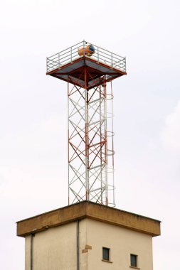Projektörlü gözetleme kulesi / Kullanılmayan bir havaalanı alanında projektörlü bir gözetleme kulesi