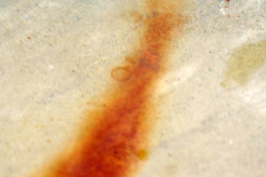 Su havzasında pas demir izleri / pas ve demir mevduat izleri ile bir su havzası yüzeyinin yakın çekim