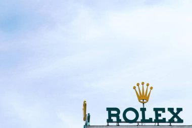 Rolex iş binası Frankfurt / Saat üreticisinin logosu ve markalı ürün Rolex, 06 Temmuz 2019 tarihinde Frankfurt'ta bir iş binasının çatısında