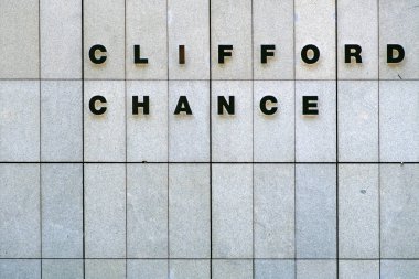 Clifford Chance Frankfurt / Frankfurt'ta 06 Temmuz 2019 tarihinde bir gökdelenin ön cephesinde hukuk firması Clifford Cance logosu