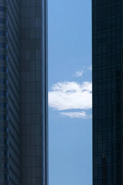 Nuvem Entre Dois Arranha Céus Uma Nuvem Céu Azul Entre — Fotografia de Stock