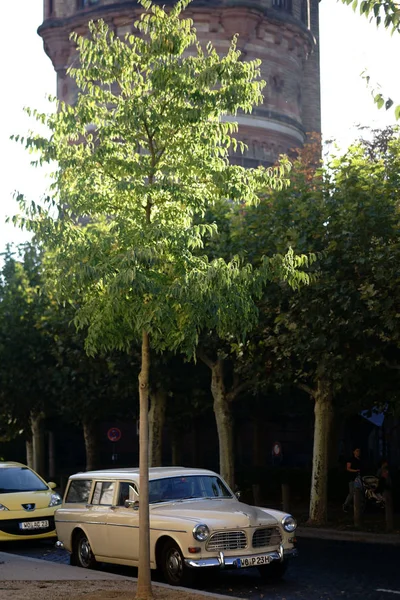 Starožitného Automobilu Charles Square Červů Který Zaparkoval Před Vodní Věží — Stock fotografie