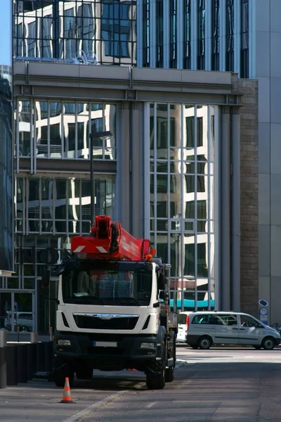 Truck Met Hydraulische Lift Vrachtwagen Met Lift Staat Voor Moderne — Stockfoto