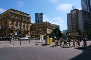 Imperial Square Frankfurt / Hotel Steigenberger Frankfurter Hof ile şehir merkezindeki İmparatorluk Meydanı'nın yanı sıra 06 Temmuz 2019 tarihinde Frankfurt'ta mağazalar ve ticari binalar