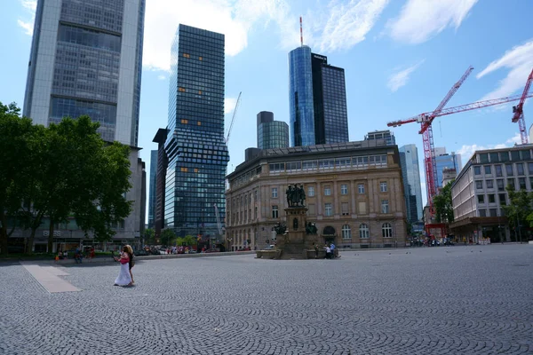 Rossmarkt Johannes Gutenberg Memorial Frankfurt Rossmarkt Con Peatones Transeúntes Monumento —  Fotos de Stock