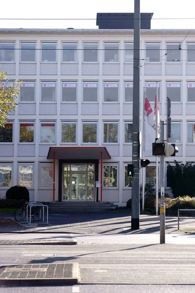 イグメタルダルムシュタット 入り口だけでなく ドイツの労働組合イグメタルのオフィスと商業ビルは ダルムシュタットで2017年10月31日に — ストック写真