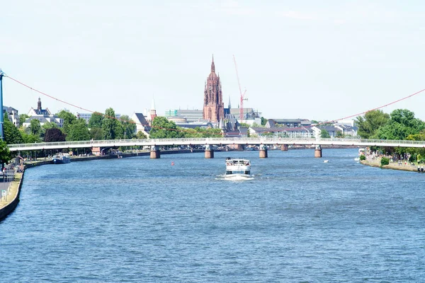 Panorama River Main Frankfurt / Arka planda katedral ve eski şehir ile Frankfurt'ta Main nehri manzarası