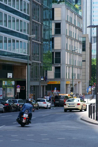 Thurn Taxis Square Frankfurt Tráfico Por Carretera Con Una Motocicleta — Foto de Stock