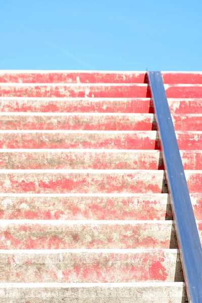 Vörös Lépcső Kerékpárvasúttal Piros Lépcső Közelsége Kerékpárvasúttal — Stock Fotó