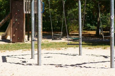 Salıncak ile Oyun Alanı / Bir oyun alanı salıncakları bir çakıl yatağa gölgeler atmak