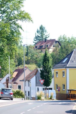 Alzenau yol eğrisi / Bir yol eğrisi ve konut binaları ile şehir Alzenau dar bir sokak