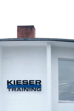 Kieser eğitim fitness yöntemi / Hanau 07 Eylül 2019 tarihinde Kieser eğitim yöntemini kullanan bir fitness merkezinin cephesi