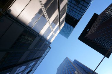 Görünümü altında Japan Center Frankfurt / Frankfurt'taki Japan Center gökdeleninin alt ve görünümü altında Taunus Kapısı'ndaki diğer gökdelenler çevreleniyor