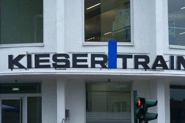 Kieser eğitim fitness yöntemi / Hanau 07 Eylül 2019 tarihinde Kieser eğitim yöntemini kullanan bir fitness merkezinin cephesi