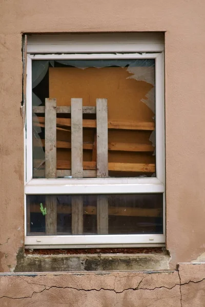 窓の後ろのゴミ 家具や廃材などのゴミは壊れた窓の後ろにあります — ストック写真