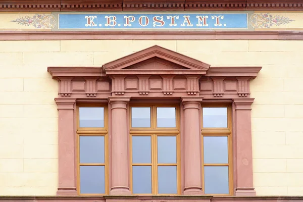 Старое Почтовое Отделение Золотая Декоративная Полка Над Окном Исторического Здания — стоковое фото