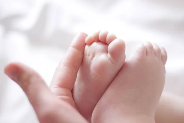 Dwie Nogi Dziecka Dłoni Dorosłego — Zdjęcie stockowe