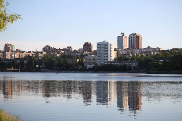 Donetsk, nehir Kalmius, Ukrayna, 06.08.2018 - şehrin nehir, nehir üzerinde yüzen ördek ve insanlar kayaklar üzerinde