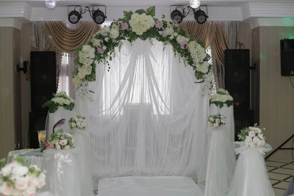 Arco Boda Decorado Con Flores Altavoces Musicales Reflectores Fondo — Foto de Stock