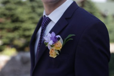 pembe Gül ve Lila Iris yaka çiçeği