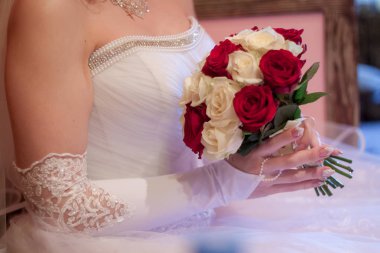 Beyaz ve kırmızı gül buketi gelin tutar