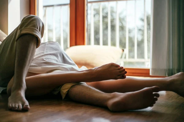 Чоловік Жінка Лежать Підлозі Ноги Переплетені — стокове фото