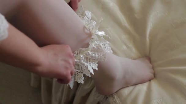 Zakładanie Nogi Panny Młodej Kobiety — Wideo stockowe
