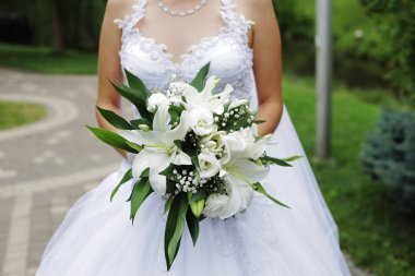 Beyaz lilyum buketi gelin tutar