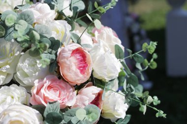 Yeşil dal ile beyaz ve pembe gül buketi