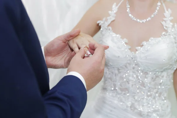 Sposo Mette Una Fede Nuziale Dito Della Sposa — Foto Stock