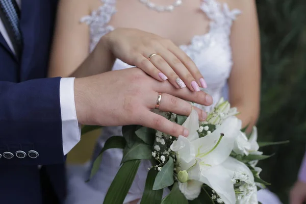 Recém Casados Demonstrar Alianças Casamento Mãos Sobre Buquê Lírios Brancos — Fotografia de Stock