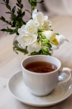 fincan çay ve beyaz Frezya çiçek
