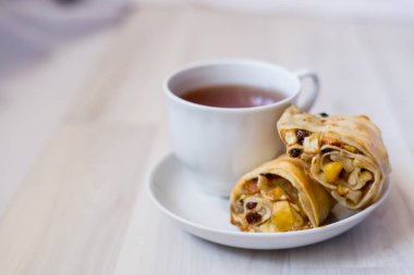 bir uçan daire üzerinde çay ve apple strudel fincan